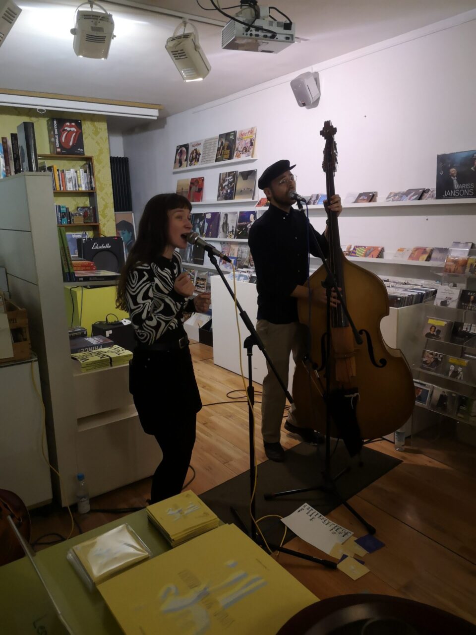 Sunday Morning Orchestra singt und spielt Kontrabass bei Bongartz im Laden